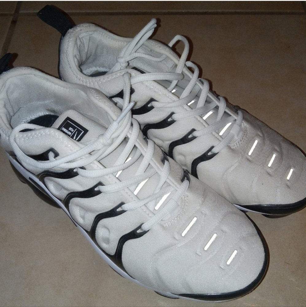 Nike vapormax Panda white & black  -  size 9.5 in mens